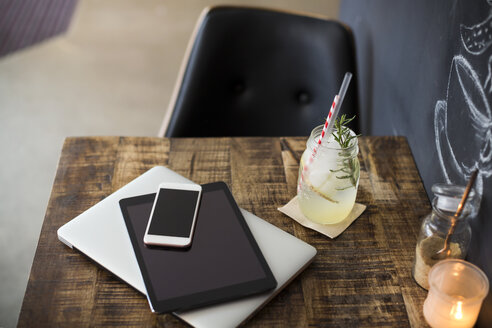 Mobile Geräte auf dem Tisch in einem Cafe - ONF000950