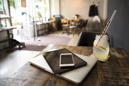 Mobile Geräte auf dem Tisch in einem Cafe - ONF000951