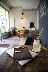 Mobile Geräte auf dem Tisch in einem Cafe - ONF000952