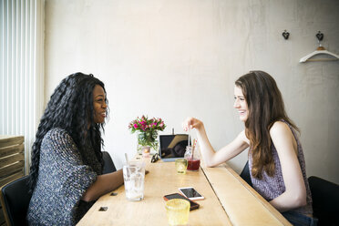 Zwei junge Frauen bei einem Treffen in einem Café - ONF000958