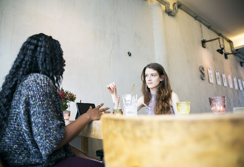 Zwei junge Frauen bei einem Treffen in einem Café - ONF000959