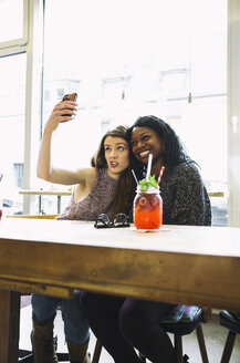 Zwei junge Frauen machen ein Selfie in einem Cafe - ONF000966