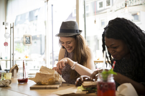 Freunde sitzen im Café und essen ein Sandwich - ONF000971