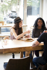 Freunde treffen sich im Café, essen und haben Spaß - ONF000977