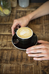 Frau im Café mit einer Tasse Cappuchino - ONF000996