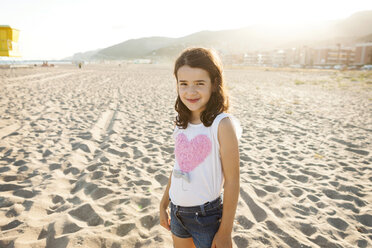 Porträt eines lächelnden kleinen Mädchens am Strand - VABF000696