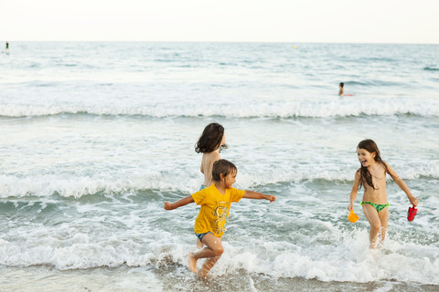 Kinder haben Spaß an der Strandpromenade, lizenzfreies Stockfoto