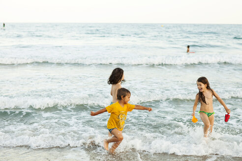 Kinder haben Spaß an der Strandpromenade - VABF000701