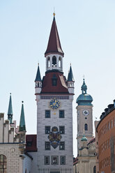 Germany, Bavaria, Munich, Marienplatz, old townhall tower, and Church of the Holy Spirit - UMF000814