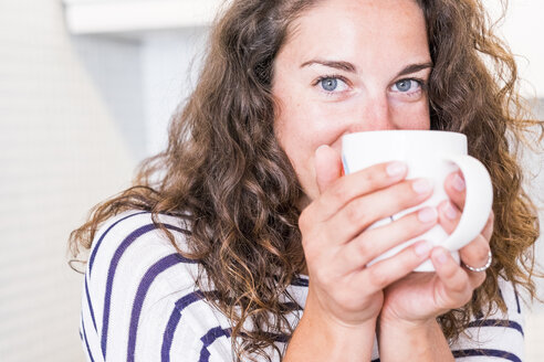 Porträt einer Frau mit Kaffeetasse - SIPF000646