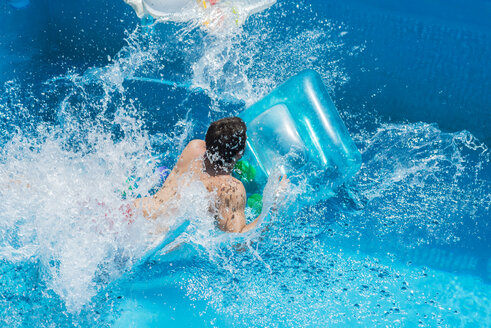 Mann im Schwimmbad auf Luftmatratze, bewegt sich, Wasser plätschert - SKCF000098
