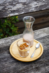 Eiskaffee, Glas und Karaffe auf Holzteller - EVGF003023