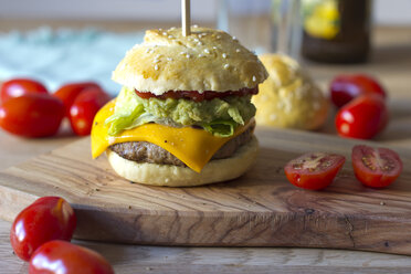 Sesame roll with burger, avocado cream, salad, ketchup and tomatoes - YFF000554