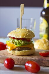 Sesambrötchen mit Burger, Avocadocreme, Salat, Ketchup und Tomaten - YFF000555