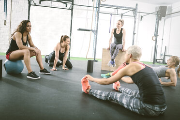 People in gym warming up - MAD000983