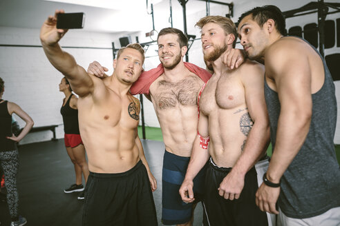 Vier Sportler im Fitnessstudio machen ein Selfie - MAD000987