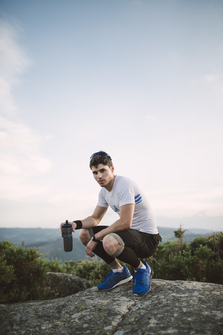 Trailrunner, Mann mit Trinkflasche, lizenzfreies Stockfoto