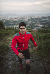 Trailrunner Mann beim abendlichen Training in der Natur - RAEF001299