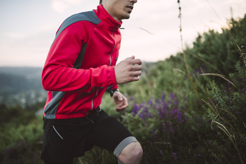 Trailrunner Mann beim abendlichen Training in der Natur, lizenzfreies Stockfoto