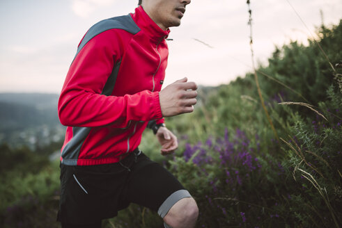 Trail runner man training in nature in the evening - RAEF001302