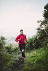 Trailrunner Mann beim abendlichen Training in der Natur - RAEF001303