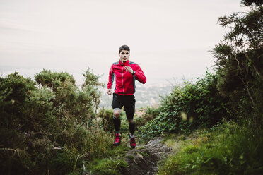 Trailrunner Mann beim abendlichen Training in der Natur - RAEF001304