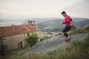 Trailrunner, Mann auf einem großen Felsen - RAEF001306