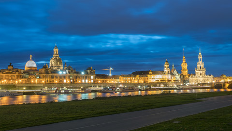 Deutschland, Sachsen, Dresden, Stadtansicht und Elbe bei Nacht, lizenzfreies Stockfoto