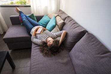 Frau entspannt auf Couch - SIPF000692