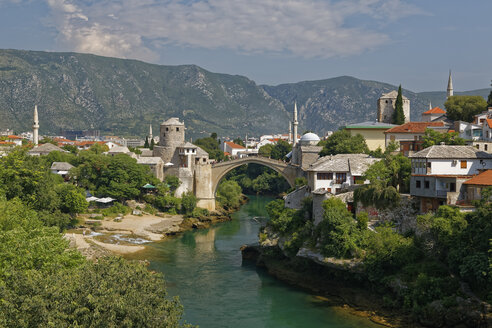 Bosnien und Herzegowina, Mostar, Altstadt, Alte Brücke und Fluss Neretva - GFF000669