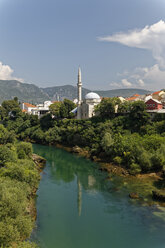 Bosnien und Herzegowina, Mostar, Altstadt, Fluss Neretva, Karadoz Bey Moschee - GFF000670