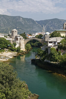 Bosnien und Herzegowina, Mostar, Altstadt, Alte Brücke und Fluss Neretva - GFF000671