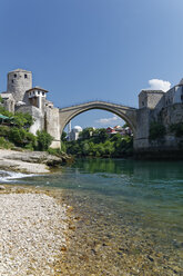 Bosnien und Herzegowina, Mostar, Altstadt, Alte Brücke und Fluss Neretva - GFF000672