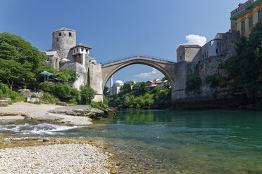 Bosnien und Herzegowina, Mostar, Altstadt, Alte Brücke und Fluss Neretva - GFF000673