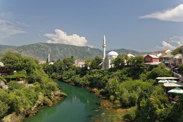 Bosnien und Herzegowina, Mostar, Altstadt, Fluss Neretva, Karadoz Bey Moschee - GFF000674