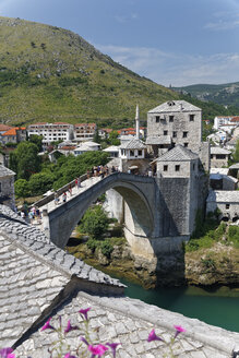 Bosnien und Herzegowina, Mostar, Altstadt, Alte Brücke und Fluss Neretva - GFF000675