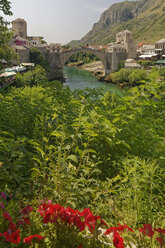 Bosnien und Herzegowina, Mostar, Altstadt, Alte Brücke und Fluss Neretva - GFF000676