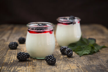Zwei Gläser Naturjoghurt mit Sirup und Brombeeren - LVF005135