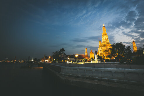 Thailand, Bangkok, Wat Arun in der Dämmerung mit dem Fluss Chao Praya im Vordergrund - GIOF001295