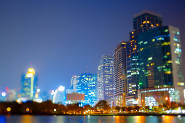 Thailand, Bangkok, Blick auf die Skyline in der Dämmerung - GIOF001297