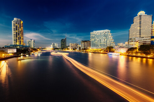 Thailand, Bangkok, Blick auf die Skyline und den Fluss Chao Praya in der Dämmerung - GIOF001298