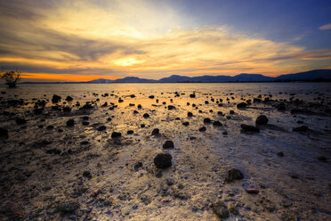 Thailand, Pukhet, Blick auf das Meer bei Sonnenuntergang - GIOF001303