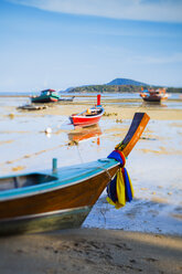 Thailand, Pukhet, am Strand vertäute Boote - GIOF001306