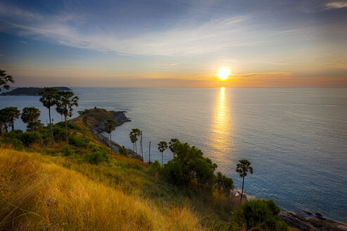 Thailand, Pukhet, Blick auf das Meer bei Sonnenuntergang - GIOF001307