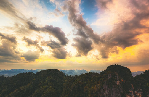 Thailand, Blick auf den Dschungel bei Sonnenuntergang - GIOF001309