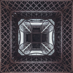 Frankreich, Paris, Eiffelturm von unten gesehen - ZEDF000212