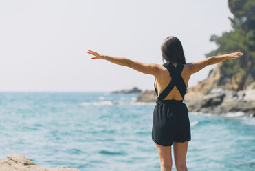 Frau mit Jumpsuit am Strand - SKCF000105