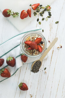 Müsli mit frischen Erdbeeren, Kürbis und Chiasamen - ASF005950