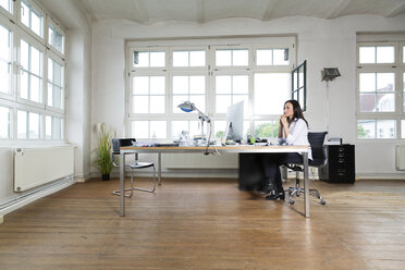 Geschäftsfrau bei der Arbeit im Büro - FKF001917