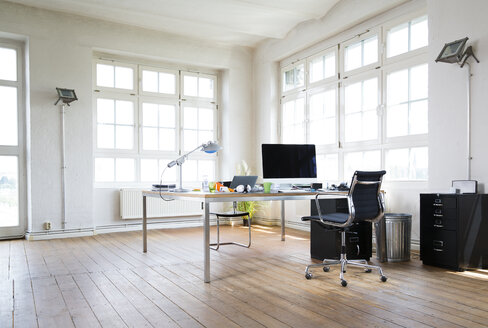 Schreibtisch und Stuhl in einem hellen Büro - FKF001924